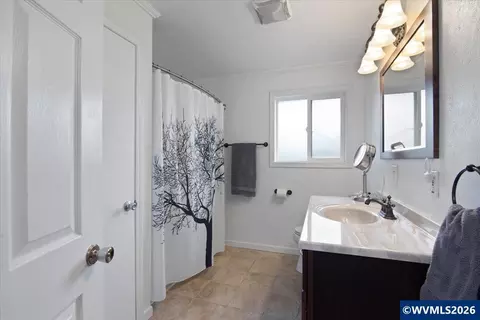 Bath - 247 Cedar St, Lyons, OR 97358 photo 2 of 3