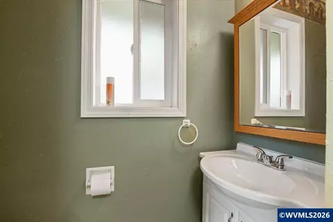 Bath - 247 Cedar St, Lyons, OR 97358 photo 1 of 3