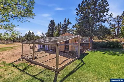 Exterior - 23525 Bear Creek Rd, Bend, OR 97701 photo 8 of 9