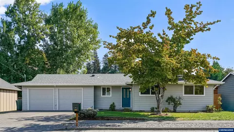 1568 N 3rd Ave, Stayton, OR 97383