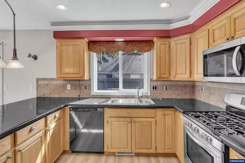 Kitchen - 4236 Geranium Ave NE, Salem, OR 97305 photo 3 of 3