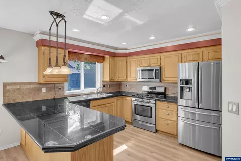Kitchen - 4236 Geranium Ave NE, Salem, OR 97305 photo 2 of 3