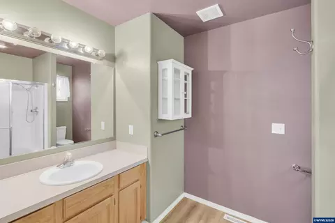 Bath - 4236 Geranium Ave NE, Salem, OR 97305 photo 1 of 2