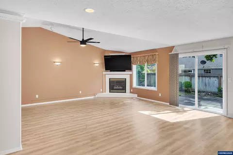 Living - 4236 Geranium Ave NE, Salem, OR 97305 photo 1 of 2