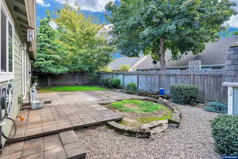 Exterior - 4236 Geranium Ave NE, Salem, OR 97305 photo 4 of 4