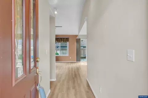 Entry Way - 4236 Geranium Ave NE, Salem, OR 97305 photo 2 of 4