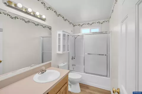 Bath - 4236 Geranium Ave NE, Salem, OR 97305 photo 2 of 2