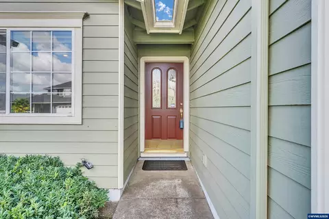 Entry Way - 4236 Geranium Ave NE, Salem, OR 97305 photo 1 of 4