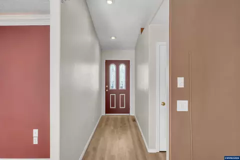 Entry Way - 4236 Geranium Ave NE, Salem, OR 97305 photo 3 of 4