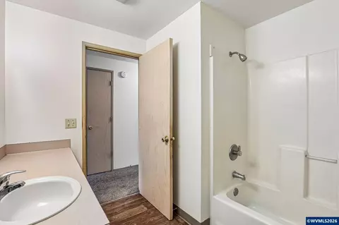 Bath - 1149 D St, Independence, OR 97351 photo 4 of 4
