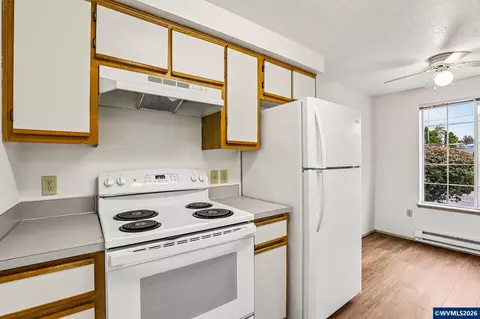 Kitchen - 1149 D St, Independence, OR 97351 photo 3 of 7