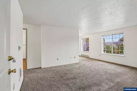 Living - 1149 D St, Independence, OR 97351 photo 6 of 11