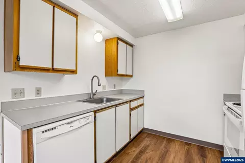 Kitchen - 1149 D St, Independence, OR 97351 photo 2 of 7