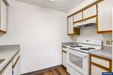 Kitchen - 1149 D St, Independence, OR 97351 photo 1 of 7