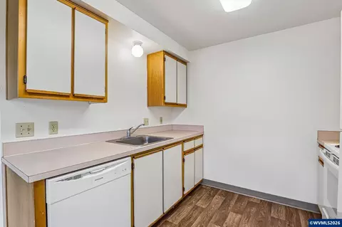 Kitchen - 1149 D St, Independence, OR 97351 photo 4 of 7