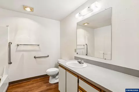 Bath - 1149 D St, Independence, OR 97351 photo 1 of 4