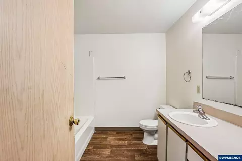 Bath - 1149 D St, Independence, OR 97351 photo 2 of 4