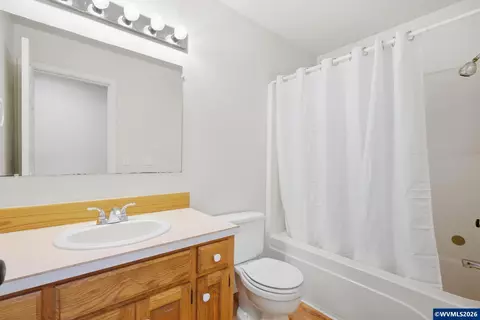 Bath - 5775 Moonstone Lp Lp SE, Salem, OR 97306 photo 3 of 3