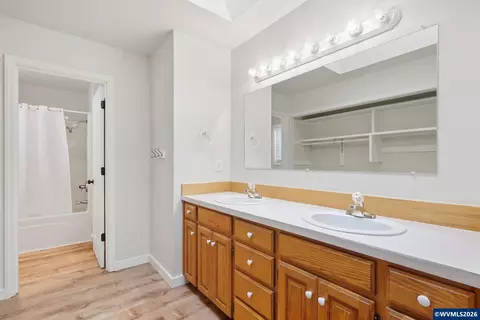 Bath - 5775 Moonstone Lp Lp SE, Salem, OR 97306 photo 1 of 3
