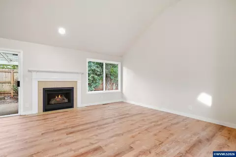 Living - 5775 Moonstone Lp Lp SE, Salem, OR 97306 photo 6 of 6