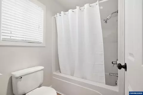 Bath - 5775 Moonstone Lp Lp SE, Salem, OR 97306 photo 2 of 3