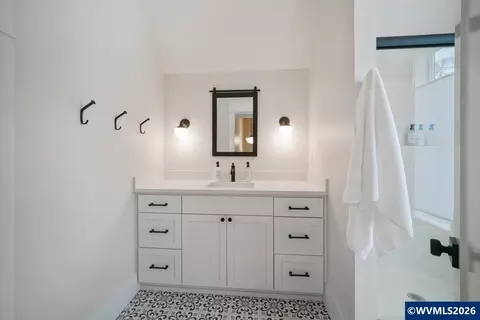 Bath - 46 Walnut St, Independence, OR 97351 photo 5 of 6