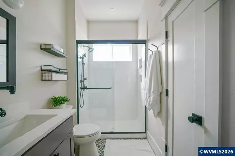 Bath - 46 Walnut St, Independence, OR 97351 photo 4 of 6