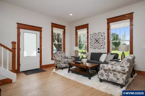 Entry Way - 46 Walnut St, Independence, OR 97351 photo 3 of 6