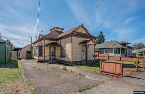 42 E St, Lebanon, OR 97355