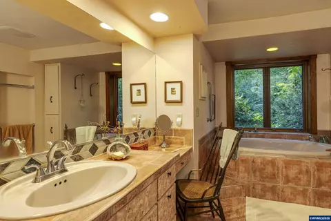 Bath - 4599 Eagle Crest Rd NW, Salem, OR 97304 photo 2 of 4