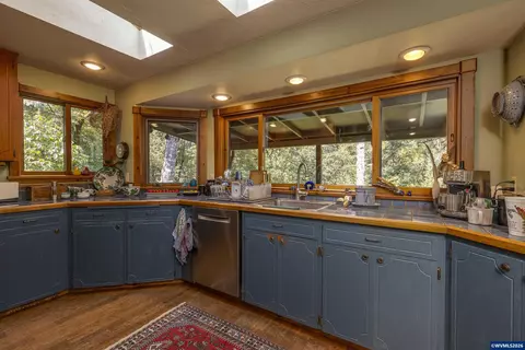 Kitchen - 4599 Eagle Crest Rd NW, Salem, OR 97304 photo 2 of 3