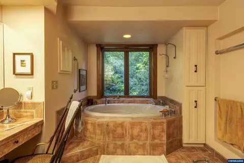 Bath - 4599 Eagle Crest Rd NW, Salem, OR 97304 photo 3 of 4
