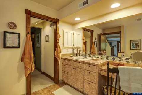 Bath - 4599 Eagle Crest Rd NW, Salem, OR 97304 photo 4 of 4