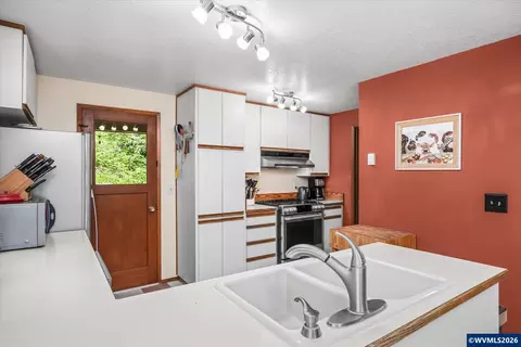 Kitchen - 27828 Gibralter Lp Lp, Eugene, OR 97405 photo 3 of 4