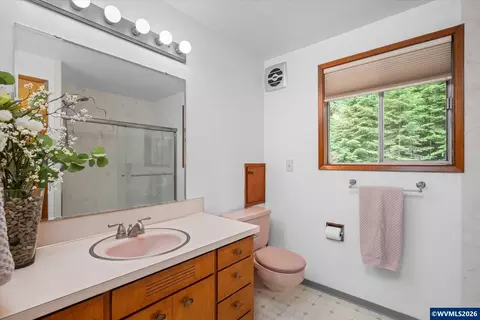 Bath - 27828 Gibralter Lp Lp, Eugene, OR 97405 photo 1 of 6