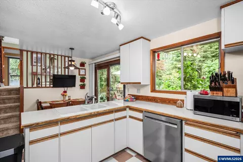 Kitchen - 27828 Gibralter Lp Lp, Eugene, OR 97405 photo 1 of 4