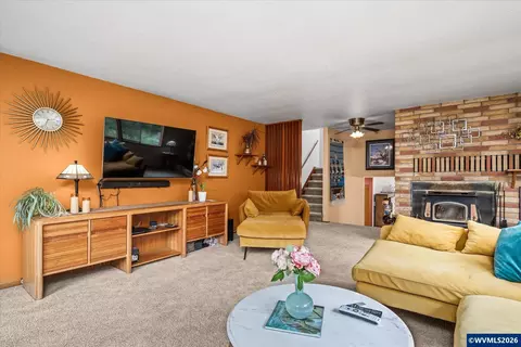 Living - 27828 Gibralter Lp Lp, Eugene, OR 97405 photo 2 of 2