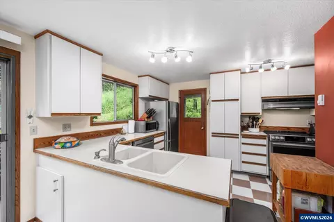 Kitchen - 27828 Gibralter Lp Lp, Eugene, OR 97405 photo 2 of 4