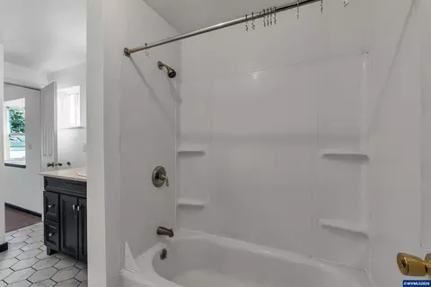 Bath - 1203 Oak St, Amity, OR 97101 photo 2 of 3