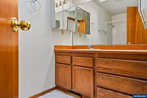 Bath - 1013 NE Lorvik Pl, Corvallis, OR 97330 photo 3 of 3