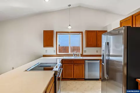 Kitchen - 1013 NE Lorvik Pl, Corvallis, OR 97330 photo 3 of 6