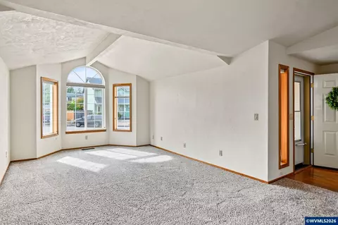 Living - 1013 NE Lorvik Pl, Corvallis, OR 97330 photo 2 of 5