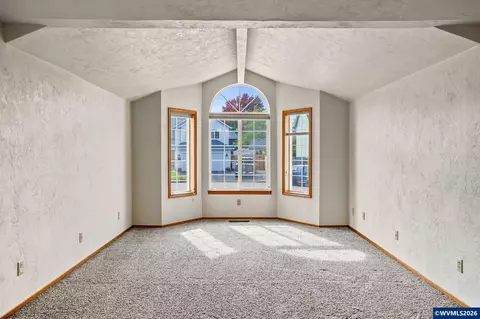 Living - 1013 NE Lorvik Pl, Corvallis, OR 97330 photo 3 of 5