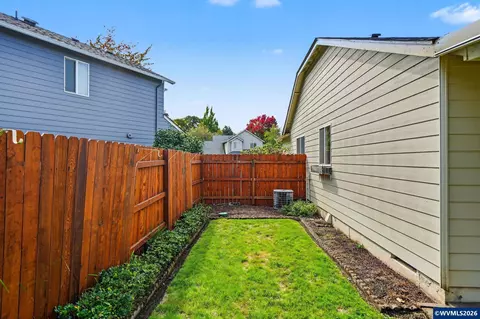 Exterior - 1013 NE Lorvik Pl, Corvallis, OR 97330 photo 5 of 8
