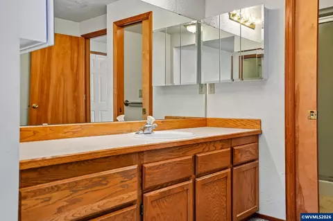 Bath - 1013 NE Lorvik Pl, Corvallis, OR 97330 photo 2 of 3