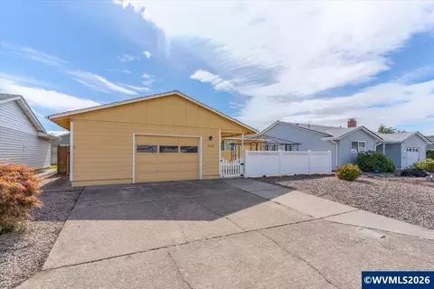 2008 W Santiam Dr, Woodburn, OR 97071