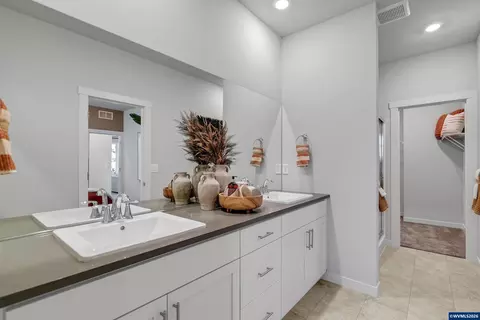 Bath - 63292 Peale St, Bend, OR 97701 photo 2 of 4