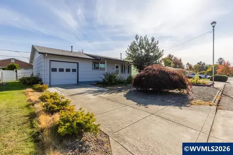 1456 Country Club Cir, Woodburn, OR 97071