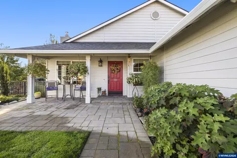 1208 Independence Ct, Woodburn, OR 97071