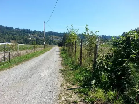 8217 Riverside Rd E, Sumner, WA 98390 photo 1
